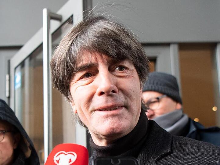 Bundestrainer Joachim Löw beantwortet vor dem Teamhotel Fragen von Journalisten. Foto: Federico Gambarini/dpa