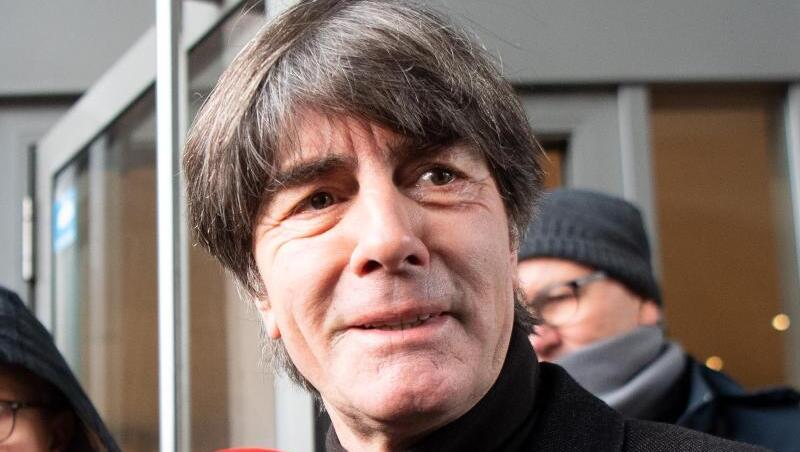 Bundestrainer Joachim Löw beantwortet vor dem Teamhotel Fragen von Journalisten. Foto: Federico Gambarini/dpa Bundestrainer Joachim Löw beantwortet vor dem Teamhotel Fragen von Journalisten. Foto: Federico Gambarini/dpa