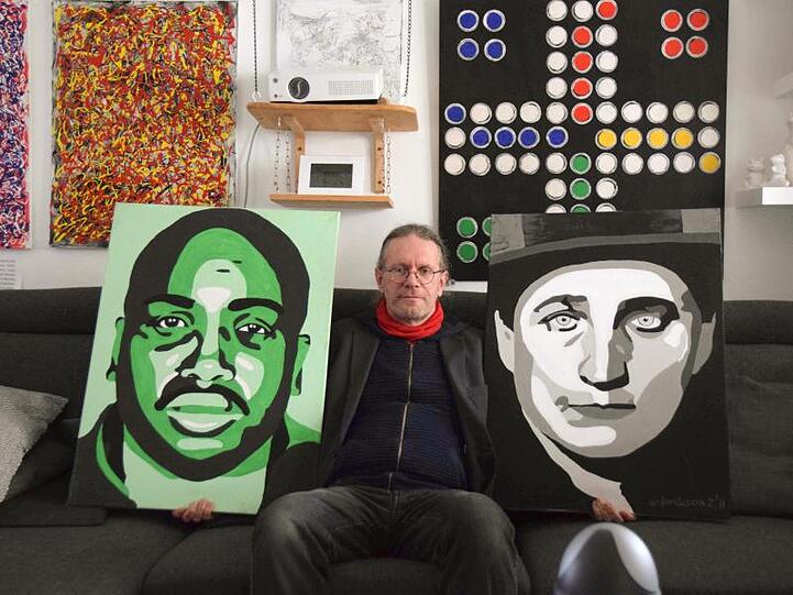 Michael Fein, Richter am Amtsgericht Ingolstadt, sitzt zwischen zwei seiner Bilder. Foto: Christoph Brüwer/Archivbild