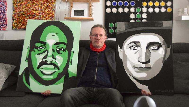 Michael Fein, Richter am Amtsgericht Ingolstadt, sitzt zwischen zwei seiner Bilder. Foto: Christoph Brüwer/Archivbild Michael Fein, Richter am Amtsgericht Ingolstadt, sitzt zwischen zwei seiner Bilder. Foto: Christoph Brüwer/Archivbild