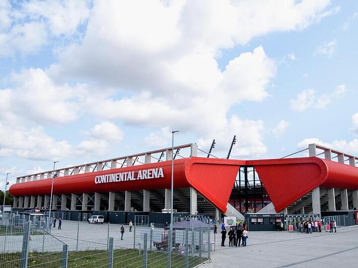 Fans sammeln sich vor Spielbeginn vor der Continental Arena. Foto: Matthias Balk/dpa/Archivbild