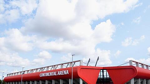 Fans sammeln sich vor Spielbeginn vor der Continental Arena. Foto: Matthias Balk/dpa/Archivbild