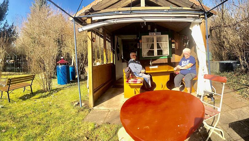 Sonne, Blumenduft und Vogelgezwitscher: Jahrzehnte schon genießen und garteln Gerda (78) und Xaver (82) Radspieler schon in ihrem Schrebergarten im Eggarten. Und sie bleiben, solange es eben noch geht. Sonne, Blumenduft und Vogelgezwitscher: Jahrzehnte schon genießen und garteln Gerda (78) und Xaver (82) Radspieler schon in ihrem Schrebergarten im Eggarten. Und sie bleiben, solange es eben noch geht.