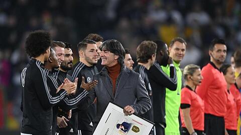 Der ehemalige Bundestrainer Jogi Löw (M) bedankt sich bei den Spielern, nachdem er eine Urkunde bekommen hat.