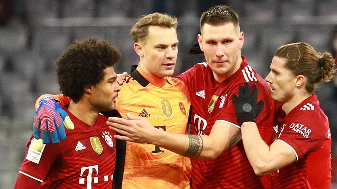 "Es ist natürlich schade, dass so ein Eckpfeiler in der Abwehr wegbricht", sagt Kapitän Manuel Neuer (2.v.l.) über Niklas Süle (2.v.r.).