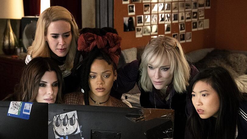 "Ocean's 8": Debbie Ocean (Sandra Bullock, l.), Tammy (Sarah Paulson., 2.v.l.), Nine Ball (Rihanna, M.), Lou (Cate Blanchett, 2.v.r.) und Constance (Awkwafina, r.) wollen den ganz großen Coup landen.