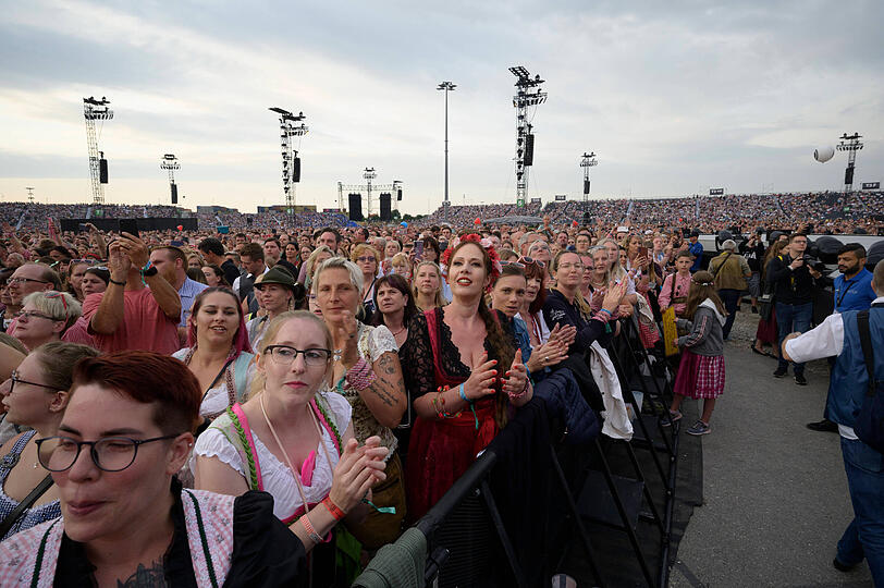 Fans beim Konzert von Andreas Gabalier in München.