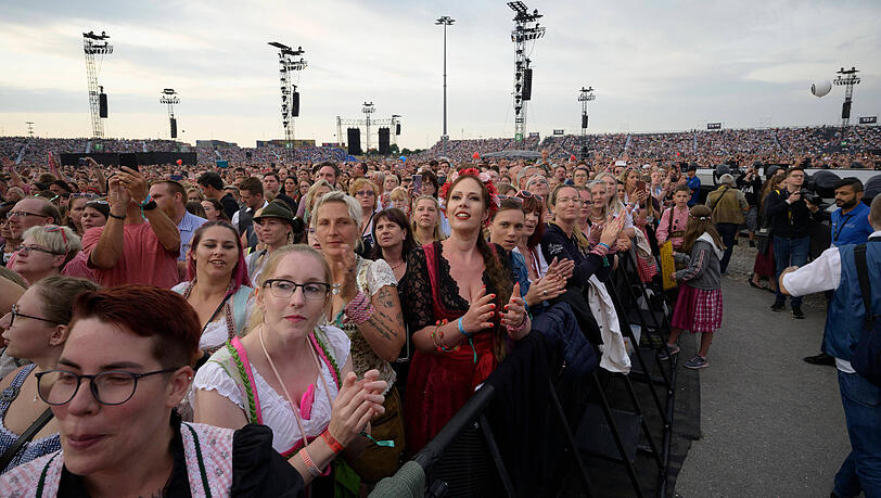 Fans beim Konzert von Andreas Gabalier in München. Fans beim Konzert von Andreas Gabalier in München.
