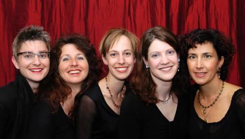 Lieben neapolitanische Musik: die fünf Frauen von Tarallucce. Lieben neapolitanische Musik: die fünf Frauen von Tarallucce.