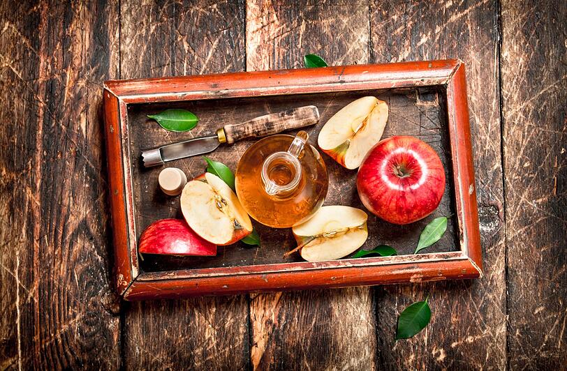 &Uuml;berreife &Auml;pfel, am besten in Bio-Qualit&auml;t, lassen sich zu Apfelessig verwerten. Apfelessig ist gesund und ist zudem ein n&uuml;tzliches Hausmittel gegen Kalk sowie als Haarsp&uuml;lung anwendbar. F&uuml;r das Rezept werden pro Kilogramm &Auml;pfel zwei Essl&ouml;ffel Zucker in Wasser aufgel&ouml;st. Danach werden Apfelst&uuml;cke in saubere Gl&auml;ser gef&uuml;llt und mit dem Zuckerwasser und einem Tuch abgedeckt.