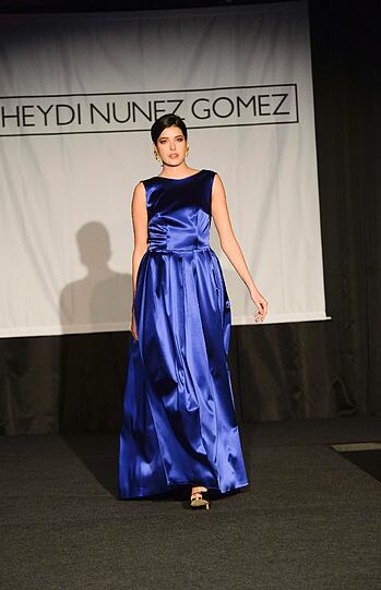 Das Model Marie Nasemann in tiefblauer Robe.