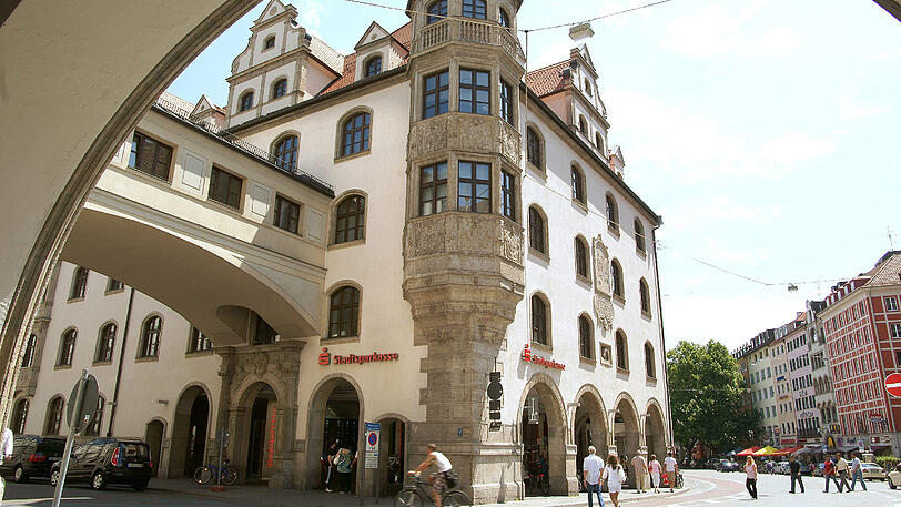 Die Hauptstelle ist eine von 80 Filialen der Stadtsparkasse München.