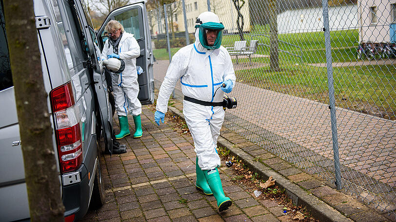 Der Tag danach. Polizei- und Security-Mitarbeiter am Gebäude, in dem es in der Nacht gebrannt hat.