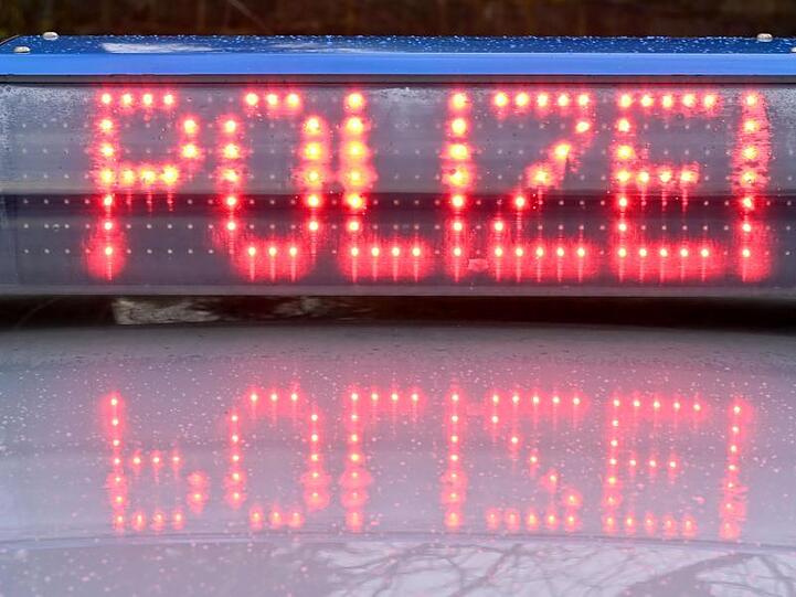 Die Leuchtschrift "Polizei" ist auf dem Dach eines Streifenwagens der Polizei zu sehen. Foto: Carsten Rehder/dpa/Archivbild