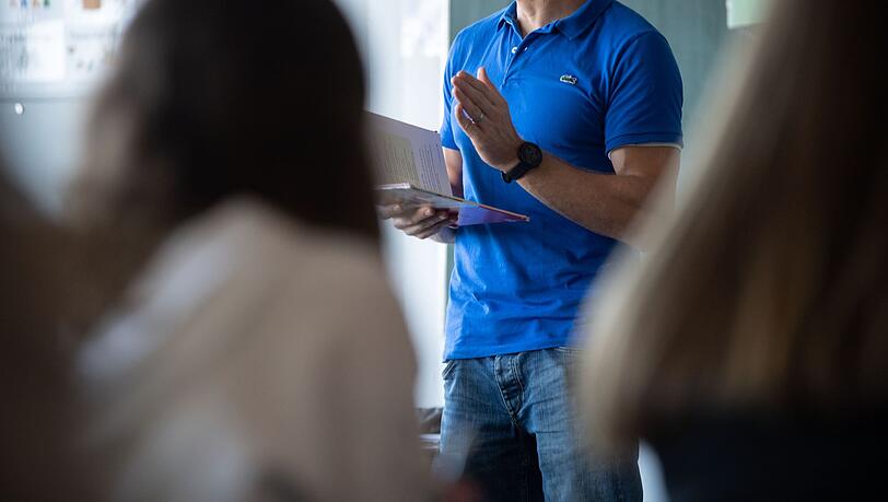 Ein Lehrer unterrichtet in einem Klassenzimmer.