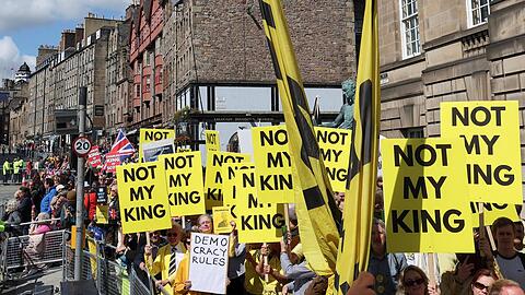 In Edinburgh haben sich im Rahmen eines Gottesdienstes, bei dem König Charles III. erneut gekrönt wurde, auch zahlreiche Monarchiegegner eingefunden.