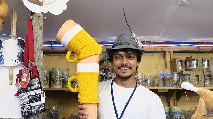 Modebewusste Wiesnfans kaufen heuer nicht irgendwelche Loferl: Manuel Achmüller hat sie im Sortiment – die neuen gelben Wadlstrümpfe im Krugdesign samt Henkel.