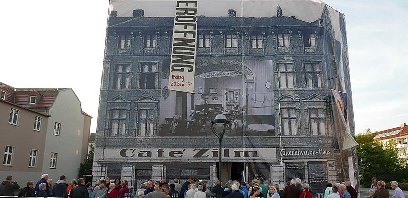 In Demmin ließ Syberberg das Café Zilm über seiner über 75-jährigen Baulücke wiedererstehen - mit einem Volksfest für 14 Tage.