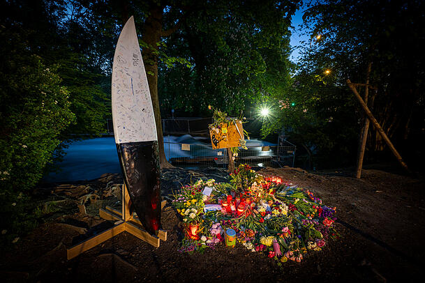 Vor genau einem Jahr, am 16. April 2025, verungl&uuml;ckte eine Surferin (33) an der Eisbachwelle. Trauernde legen damals Kerzen und Blumen am Ungl&uuml;cksort ab.
