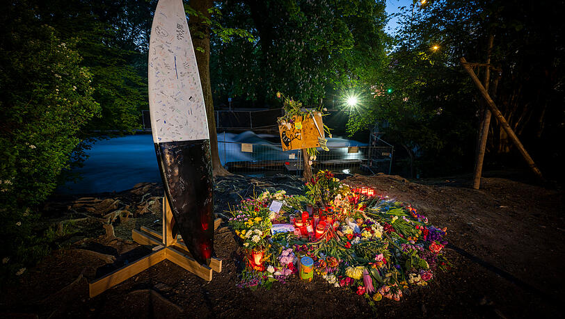 Vor genau einem Jahr, am 16. April 2025, verungl&uuml;ckte eine Surferin (33) an der Eisbachwelle. Trauernde legen damals Kerzen und Blumen am Ungl&uuml;cksort ab.