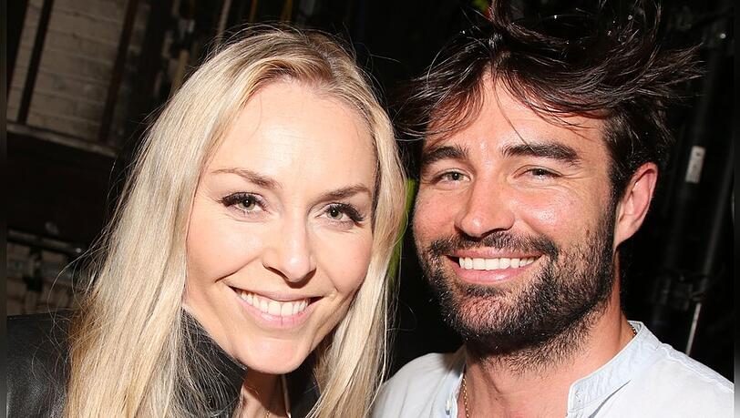 Lindsey Vonn und Matthieu Bailet strahlen nach der Broadway-Premiere des Musicals "The Outsiders" im Bernard B. Jacobs Theatre in New York City in die Kamera. Lindsey Vonn und Matthieu Bailet strahlen nach der Broadway-Premiere des Musicals "The Outsiders" im Bernard B. Jacobs Theatre in New York City in die Kamera.