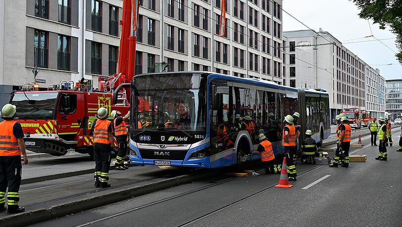Die Feuerwehr arbeitete rund dreieinhalb Stunden daran, den Bus mit Kran und Hebe wieder freizubekommen. Die Feuerwehr arbeitete rund dreieinhalb Stunden daran, den Bus mit Kran und Hebe wieder freizubekommen.