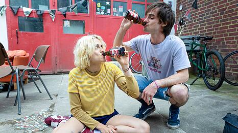 F&uuml;r Valeska aka Les (Mala Emde) ist ihre Unabh&auml;ngigkeit alles. Als sie unerwartet von ihrem Kumpel Tyler (Aaron Hilmer) schwanger wird, wirbelt das in "Sommer auf Asphalt" alles durcheinander.