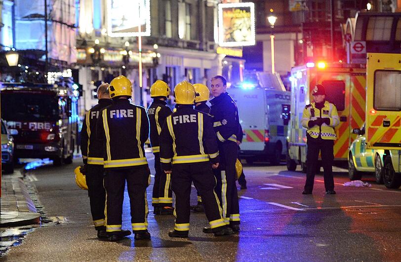 Sehen Sie hier mehr Bilder vom Rettungseinsatz im Londoner Apollo-Theatre in Londern von der Nacht zum Freitag.