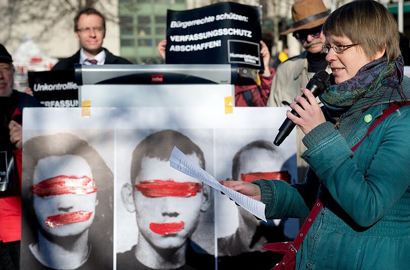 Während der Ex-Verfassungsschutz-Chef im Münchner Oberlandesgericht gehört wurde, demonstrierte die humanistische Union gegen die Täuschungen und Vertuschungen des Verfassungsschutzes im Zusammenhang mit den NSU-Morden.