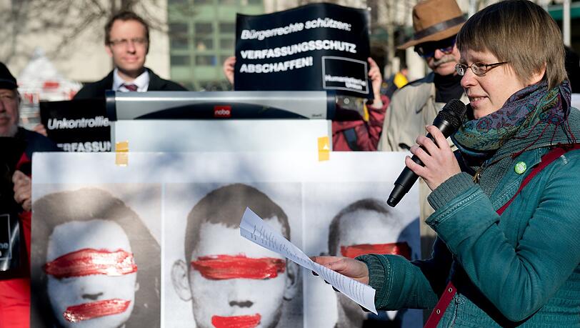 Während der Ex-Verfassungsschutz-Chef im Münchner Oberlandesgericht gehört wurde, demonstrierte die humanistische Union gegen die Täuschungen und Vertuschungen des Verfassungsschutzes im Zusammenhang mit den NSU-Morden. Während der Ex-Verfassungsschutz-Chef im Münchner Oberlandesgericht gehört wurde, demonstrierte die humanistische Union gegen die Täuschungen und Vertuschungen des Verfassungsschutzes im Zusammenhang mit den NSU-Morden.