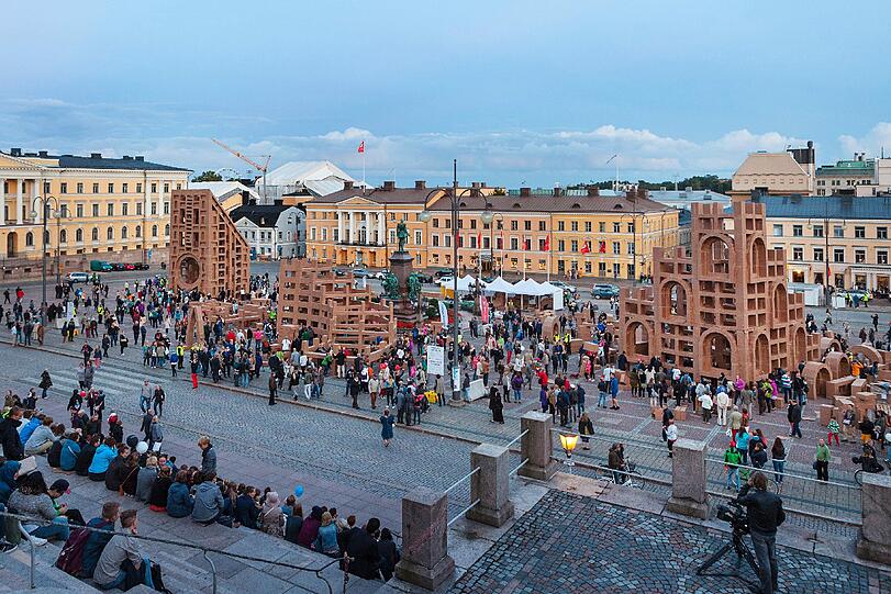 Ein schwebendes Himmelsballett, tausende Pappkartons und ein Kunstwerk aus 3D-Malerei werden die Tollwood-Besucher auf dem Schauplatz in Staunen versetzen. Künstlerin Artemisia nimmt sich dem Festivalmotto an und zeichnet täuschend echt in 3D die Tierwelt nach. Olivier Grossetete macht gemeinsam mit den Besuchern Unmögliches möglich: Er baut das Münchner Rathaus aus rund 3000 Umzugskartons nach. Die Compagnie Strange Fruit schwebt mit ihrer Stangenartistik über den Köpfen der Zuschauer.