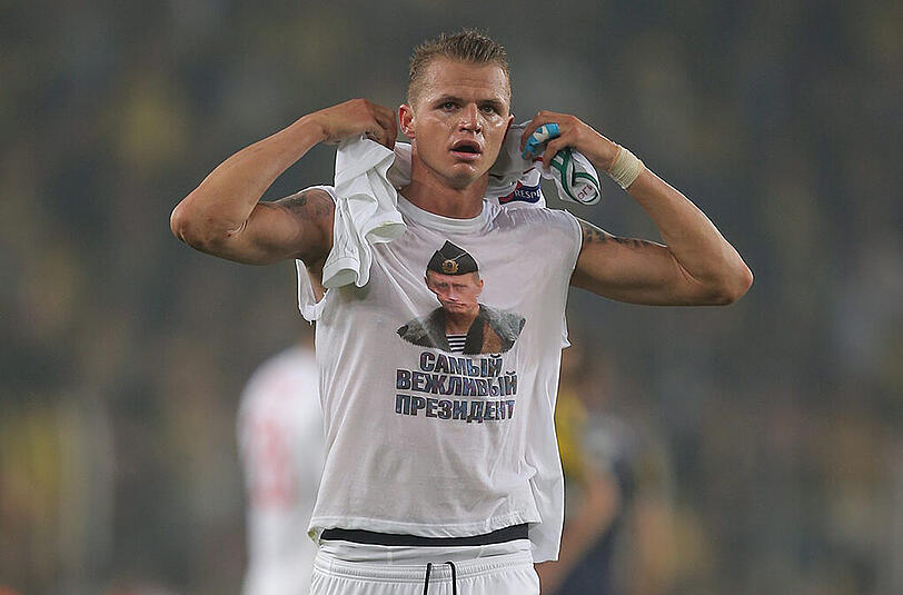 Dmitri Tarassow nach dem Spiel mit dem umstrittenen Putin-Shirt. Seine Mannschaft Lokomotive Moskau verlor mit 0:2 gegen Fenerbahce Istanbul.