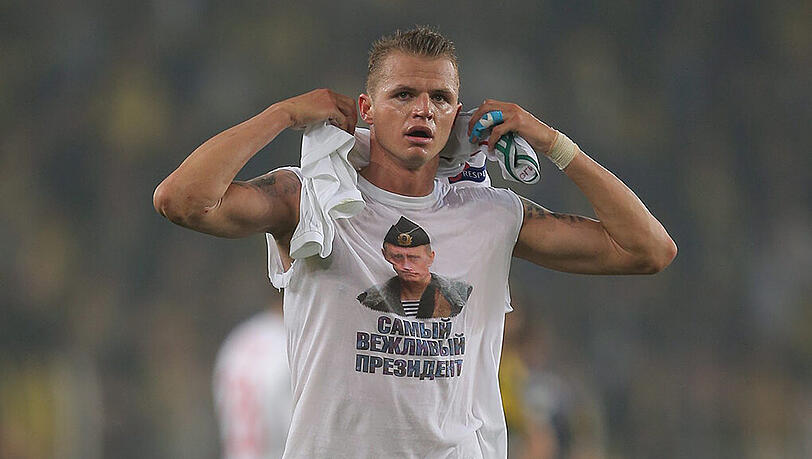 Dmitri Tarassow nach dem Spiel mit dem umstrittenen Putin-Shirt. Seine Mannschaft Lokomotive Moskau verlor mit 0:2 gegen Fenerbahce Istanbul. Dmitri Tarassow nach dem Spiel mit dem umstrittenen Putin-Shirt. Seine Mannschaft Lokomotive Moskau verlor mit 0:2 gegen Fenerbahce Istanbul.