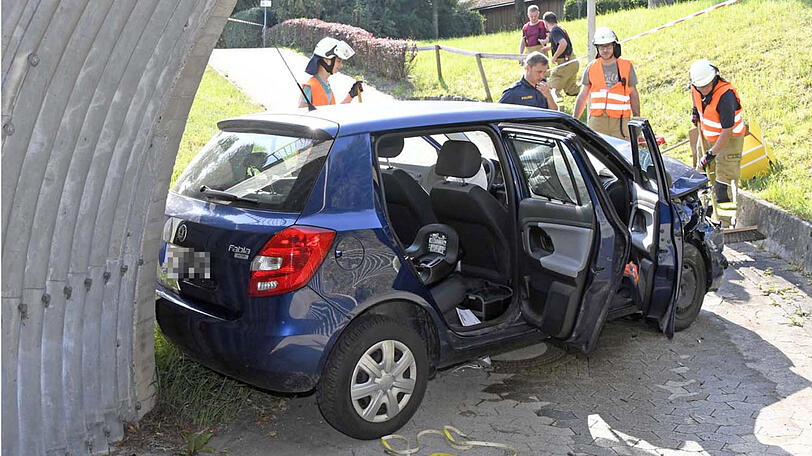 Nach dem Sturz aus vier Metern kam das Auto wieder auf den Rädern zum Stehen. Die drei Insassen wurden verletzt.