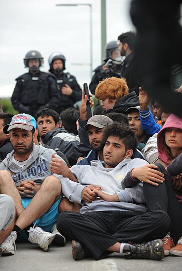 Rund 200 Polizisten umzingeln die Flüchtlinge.