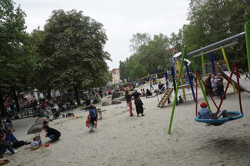 Vom Kleinkindbereich bis zum Streetball-Platz: Der Spielplatz an der Münchner Freiheit wurde von Grund auf saniert.