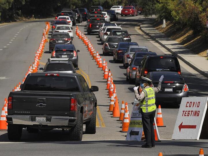 In Los Angeles warten Menschen in ihren Autos auf einen Corona-Test.