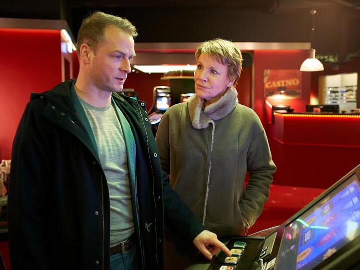 Die Kommissare Jürgen Simmel (Hinnerk Schönemann) und Marie Brand (Mariele Millowitsch) ermitteln im Spielcasino: