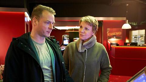 Die Kommissare Jürgen Simmel (Hinnerk Schönemann) und Marie Brand (Mariele Millowitsch) ermitteln im Spielcasino: