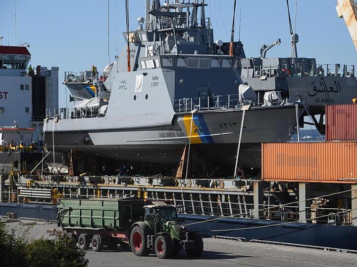 Ein Küstenschutzboot für Saudi-Arabien wird im Hafen Mukran in Mecklenburg-Vorpommern auf ein Transportschiff verladen.