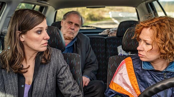 Alexandra Maria Lara (links) als Martha, Josef Bierbichler als ihr Vater und Chaos-Single Betty (Birgit Minichmayr).