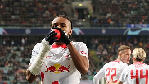 Sorgt mit seinem Ballon-Jubel gegen Donezk für Aufsehen: Christopher Nkunku bläst nach seinem ersten Tor einen Luftballon auf.