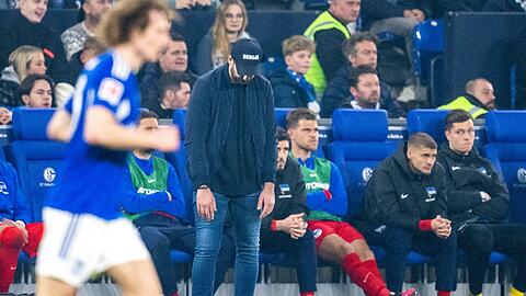 Herthas Trainer Sandro Schwarz steht während der Partie mit gesenktem Kopf an der Seitenlinie.