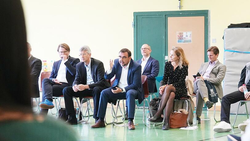 Dass Kiffen in Bayern legal wird, will Gesundheitsminister Klaus Holetschek (3. v. l.) unbedingt verhindern. Doch Jugendliche kommen trotzdem an Gras.