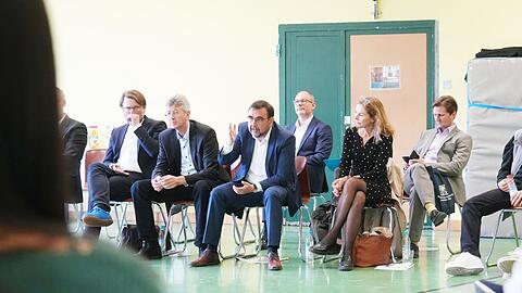Dass Kiffen in Bayern legal wird, will Gesundheitsminister Klaus Holetschek (3. v. l.) unbedingt verhindern. Doch Jugendliche kommen trotzdem an Gras.