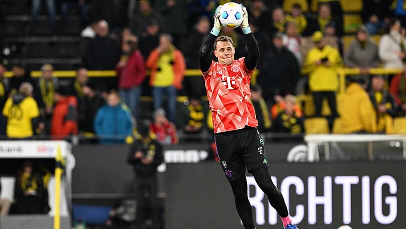Münchens Torhüter Manuel Neuer wärmt sich auf.
