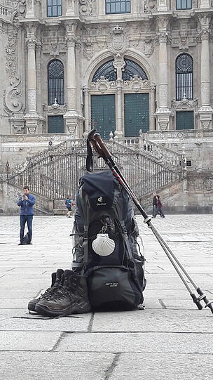 Viele Pilger haben als Erkennungszeichen eine Jakobsmuschel an ihrem Rucksack befestigt.