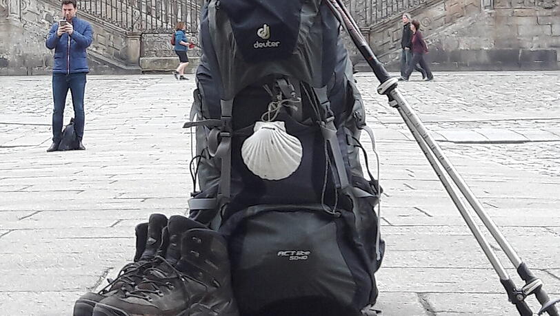Viele Pilger haben als Erkennungszeichen eine Jakobsmuschel an ihrem Rucksack befestigt. Viele Pilger haben als Erkennungszeichen eine Jakobsmuschel an ihrem Rucksack befestigt.