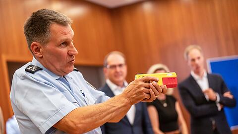 Ein Polizist erkl&auml;rte die Funktionsweise eines Distanz-Elektroimpulsger&auml;ts im vergangenen Jahr im Innnenministerium. (Archivfoto)