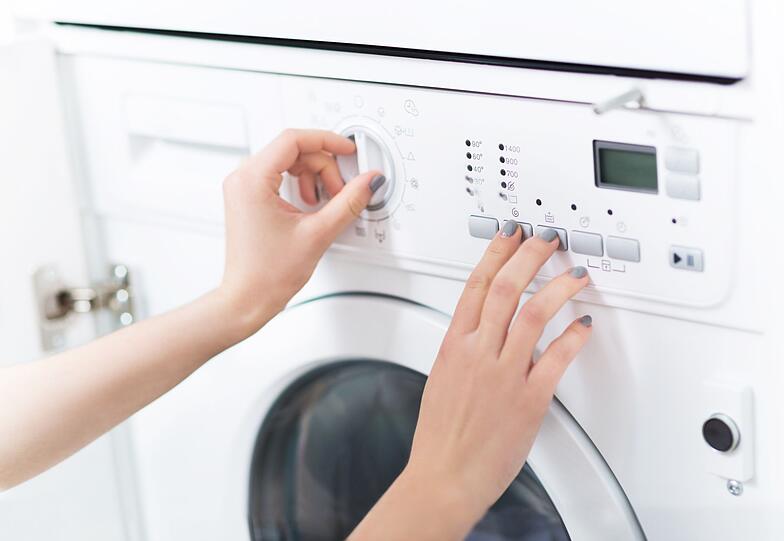 Nicht nur auf der W&auml;sche kann Backpulver helfen, auch der Waschmaschine tut es gut. Mit einer Mischung aus Wasser und Backpulver k&ouml;nnen Sie Kalkablagerungen entfernen. Geben Sie diese in die Trommel oder das Waschmittelfach und lassen einmal ein Programm bei 60 bis 90 Grad durchlaufen.